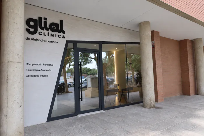 Entrada de Clínica Glial con el cartel de Recuperación Funcional, Fisioterapia Avanzada y Osteopatía Integral